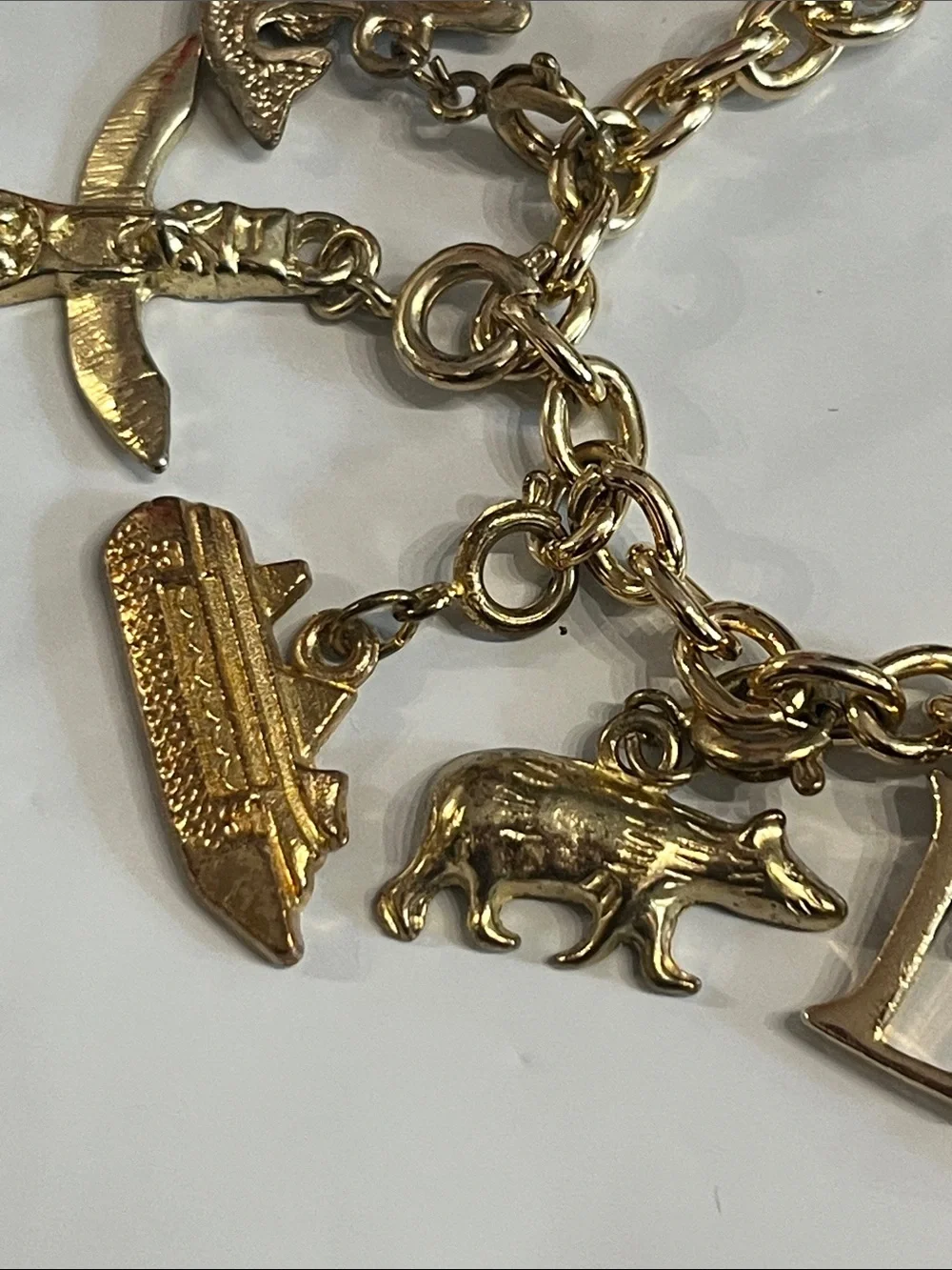 DIAMOND INTERNATIONAL GOLDTONE CHARM BRACELET